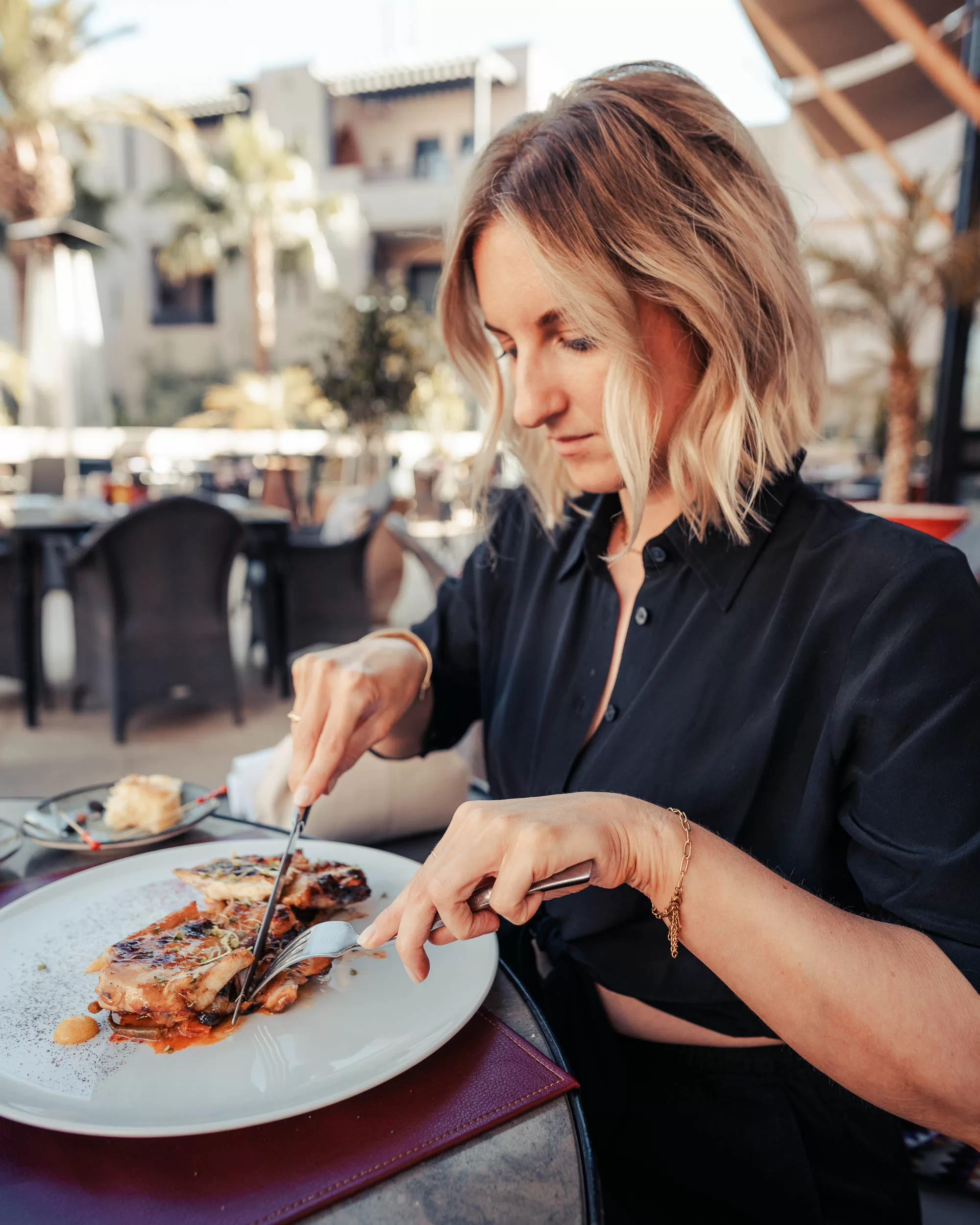 FourSeasons19 Woman eating a chicken dish