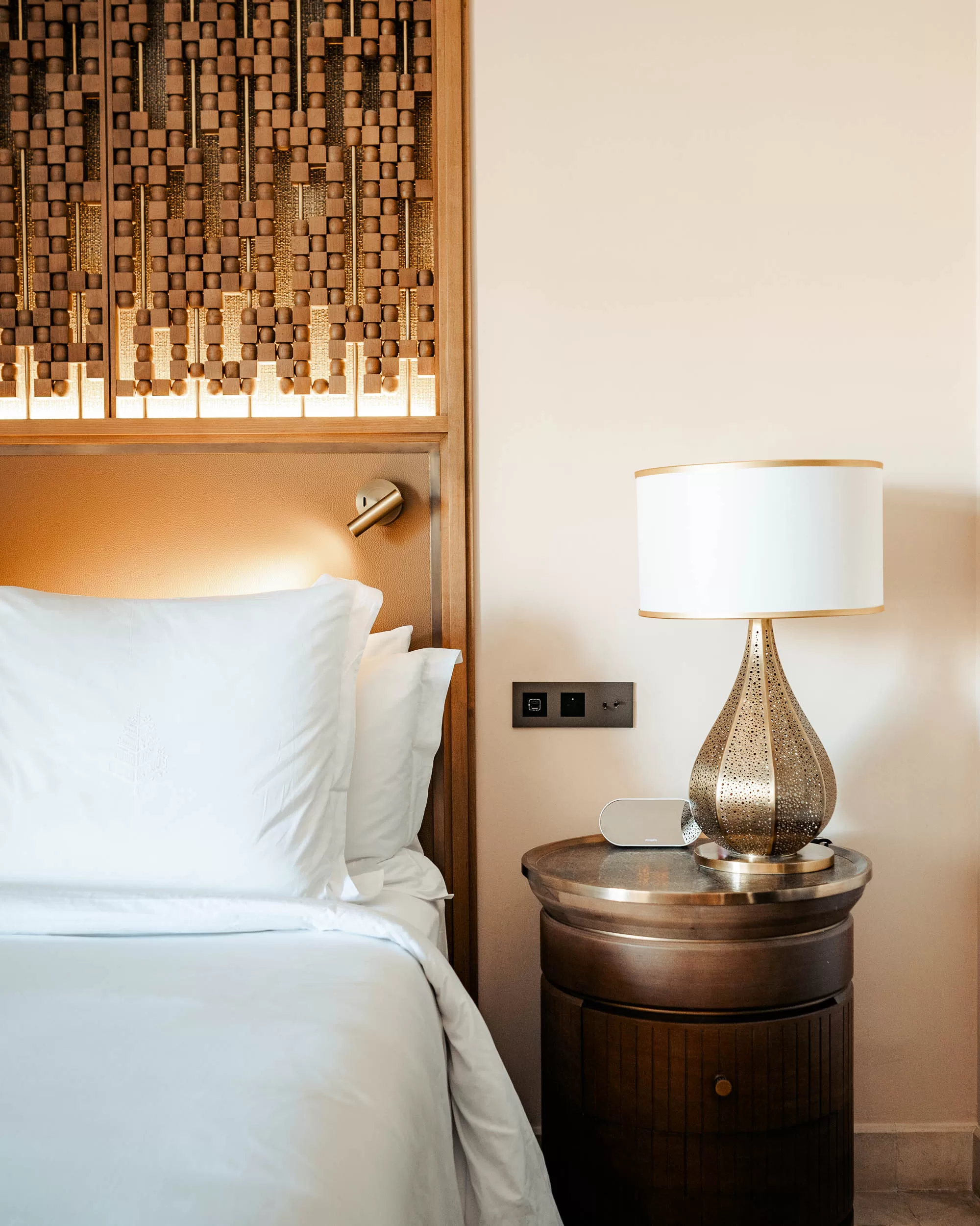 FourSeasons2 Hotel bed and bedside table with lamp
