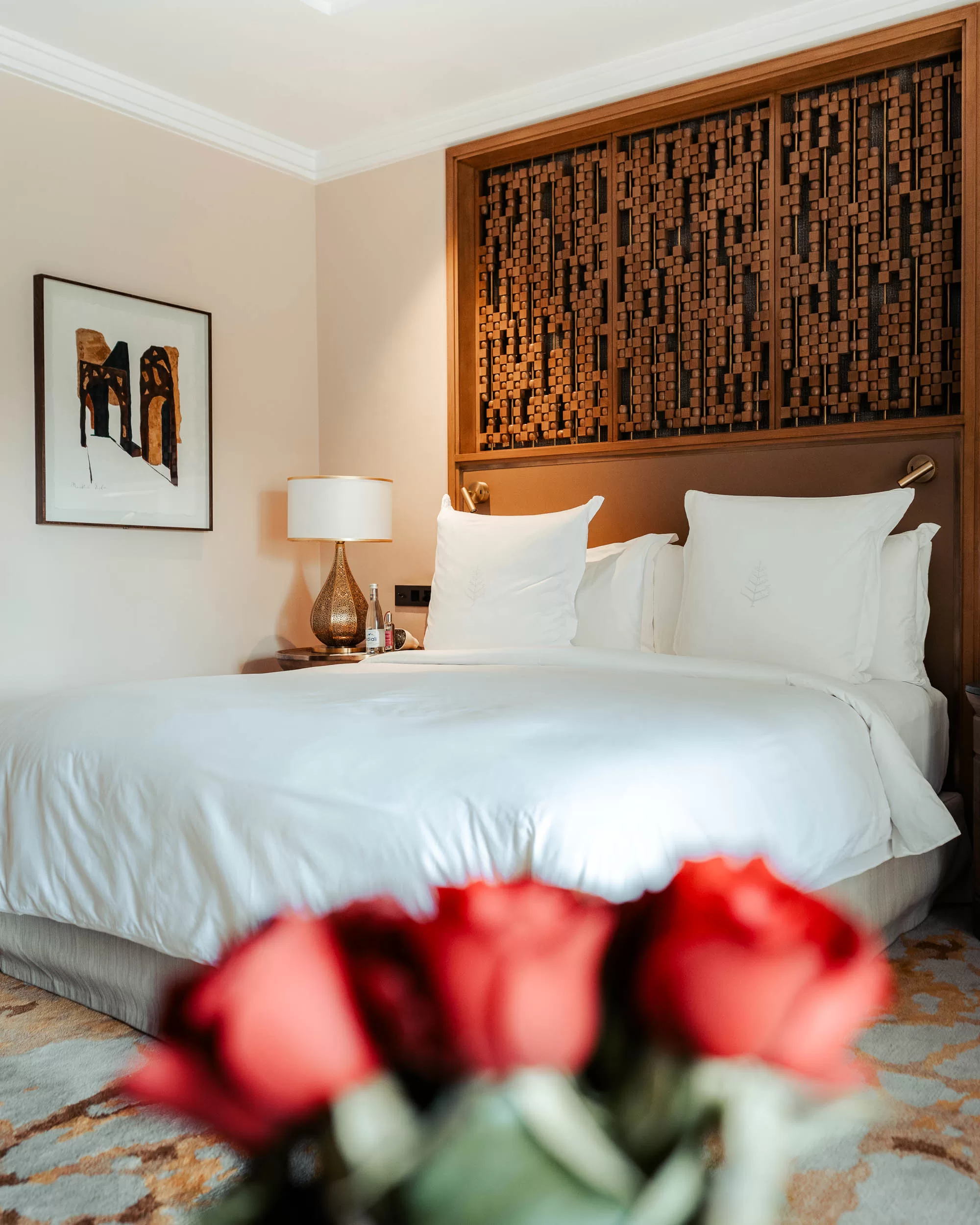 FourSeasons3 Large hotel bed